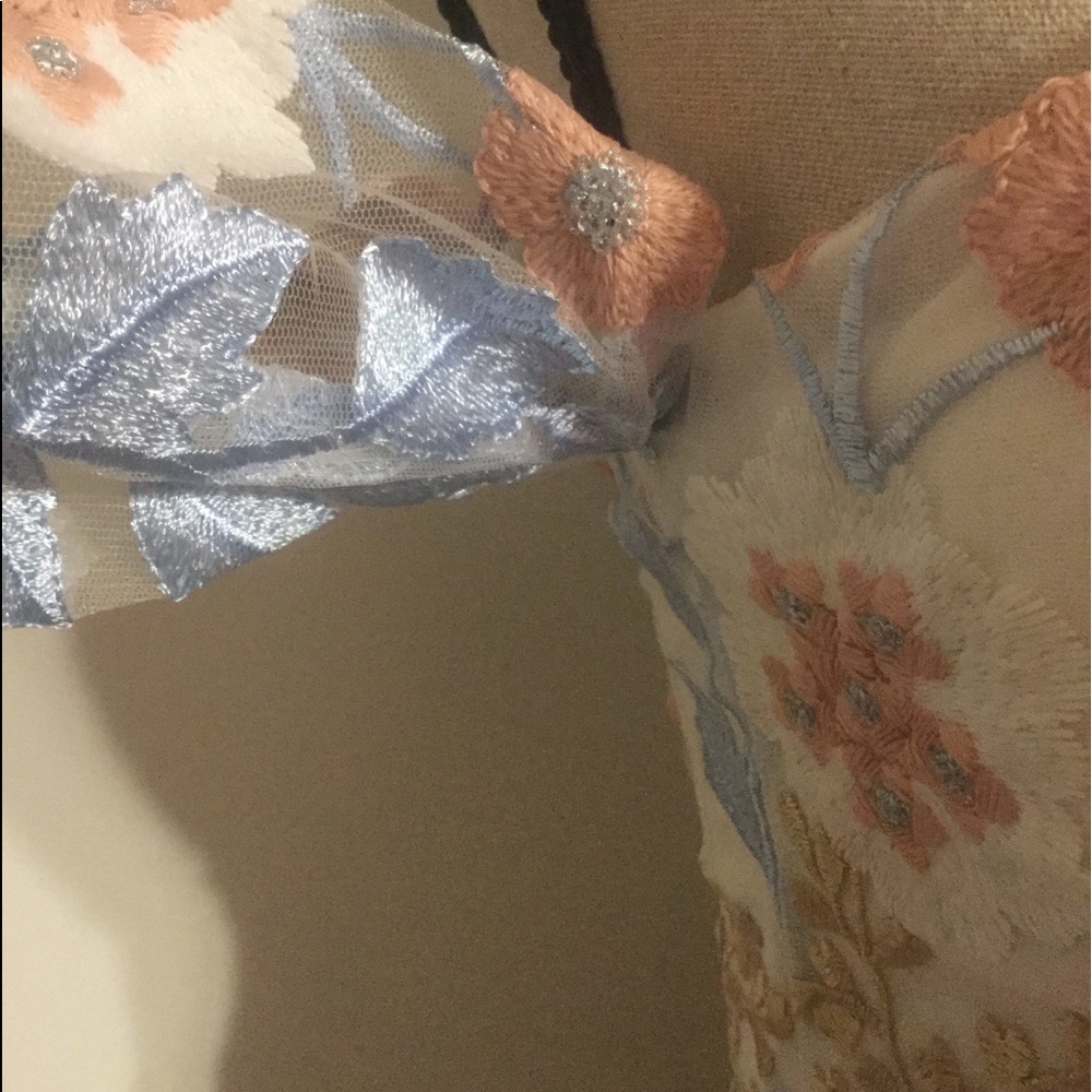 ❤️STUNNING OFF THE SHOULDER IVORY EMBROIDERY DRESS - Picture 5 of 8